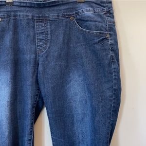 Jean Capris, 34" X 37" AAA107